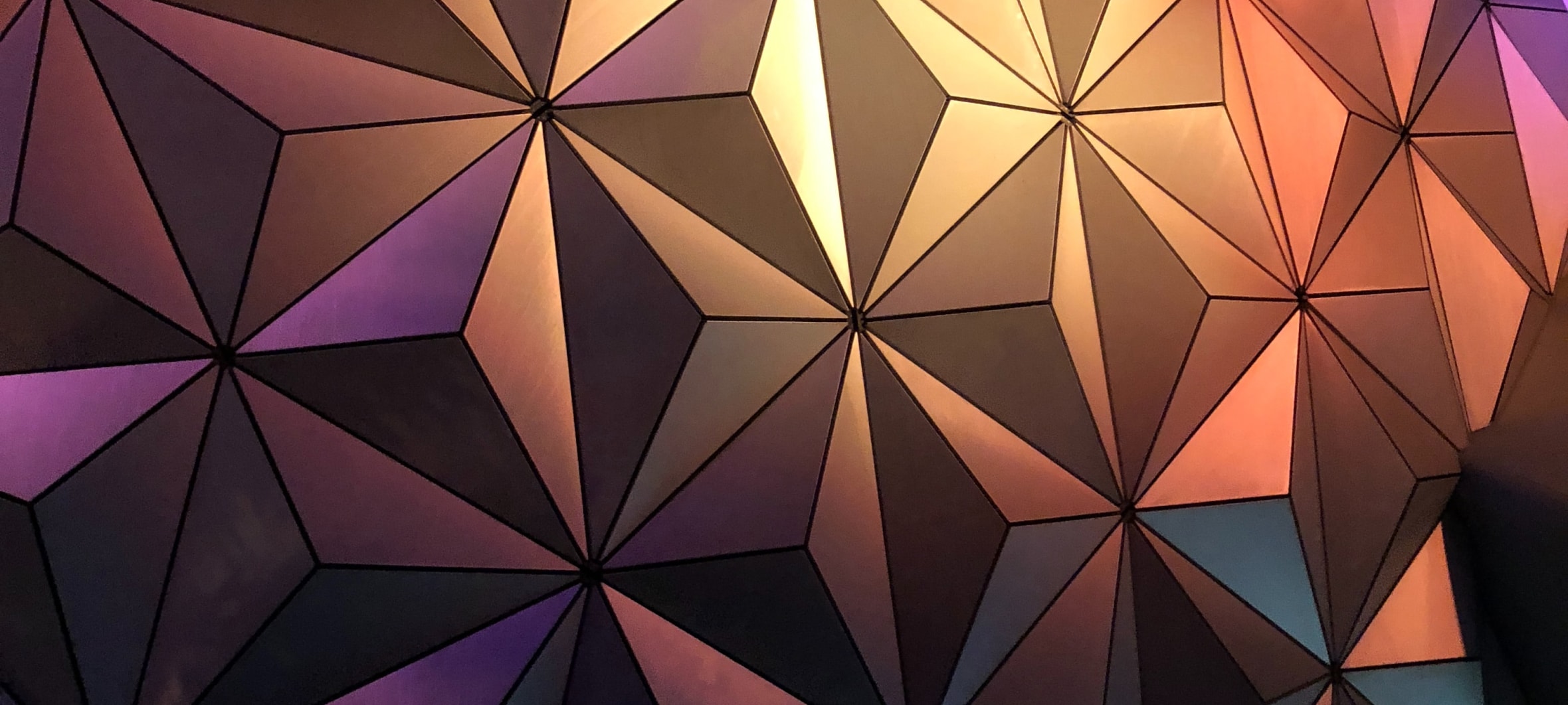 Grafik einer globalen Produktion mit On-Prem-KI-Übersetzungslinien